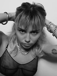 Miley Cyrus Showing Off Like A Good Slut.