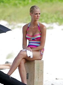 Erin Heatherton's Hot Bikini Body Outdoors
