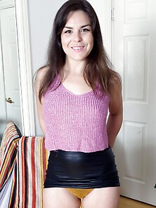 Milf With A Cute Smile Juliette March Has Chubby Bottom And Hair