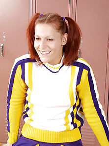 Amateur Cheerleader Plays With Herself