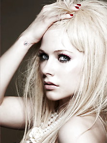 Avril Lavigne Goddess