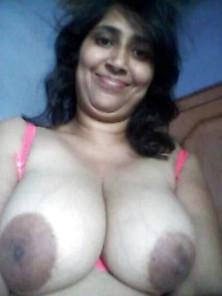 Indian Mature Wife Showing Her Huge Hanging Boobs