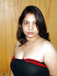 Busty Indian Wife With Big Sexy Boobs & Pussy Show Snap Set