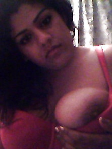 Indian Girl Showing Her Tits
