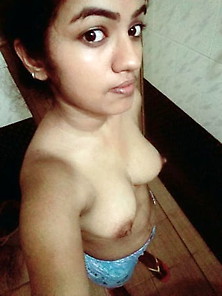 Hot Srilankan Girl Nude Selfie