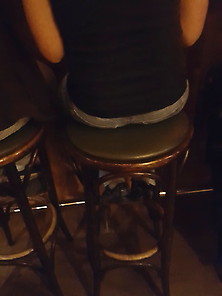 Jeans Arsch An Der Bar