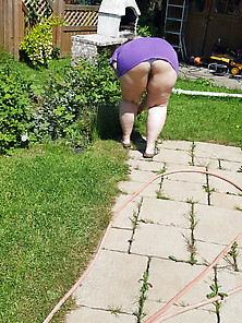 My Bbw Hot Ass Wife Flash Ass To Neighbours In The Garden