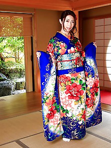 Ayumi Shinoda - Beautiful Japanese Kimono Lady