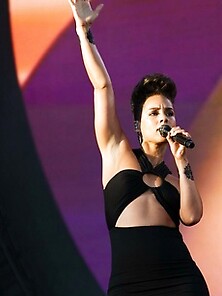Hot Alicia Keys Performs In A Sexy Outfit