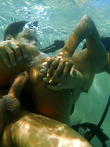 Fuck Underwater During The Tour With The Guide