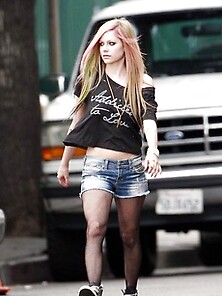 Avril Lavigne', S Badass Bikini Photos