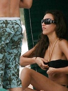 Sultry Jessica Alba Displays Hot Sexy Body
