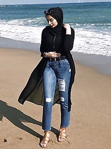 Hot Tight Hijabi Comment