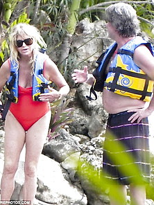 Goldie Hawn,  Gilf,  In Swimsuit