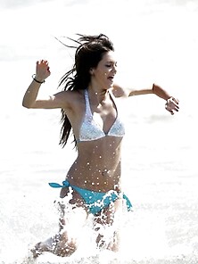 Hottie Kendall Jenner Having Fun In A Bikini