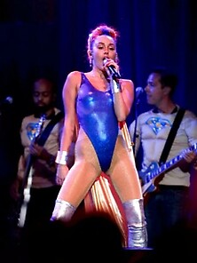 Miley Cyrus Rocks Sexy Outfit For A Charity Performance