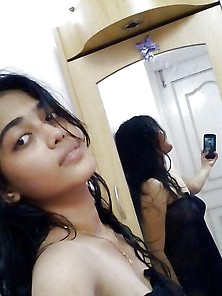 Indian Pooja Rich Family Girl Bathroom Nude Selfie Leaked