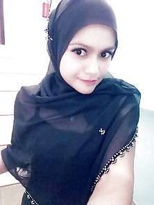 Malay - Selfie Kat Tangga.  Korang Ade Bran?