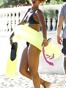 Rihanna's New Pics At The Beach
