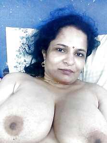 Indian Mature Wife Showing Her Big Boobs