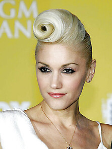 Gwen Stefani Very Leggy In Short Dress