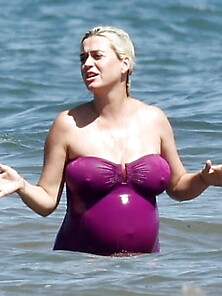 Pregnant Katy Perry Pokies In A Swimsuit At The Beach
