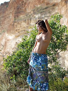 Well-Figured Brunette Shows Her Incredible Abs In The Wilderness
