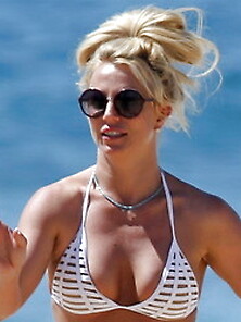 Britney Spears Wearing A Bikini On The Beach