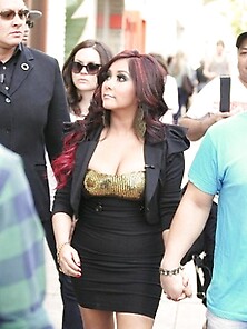 Snooki And Her Cleavage Pose For Fans