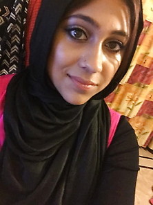 Desi Hijabi Hot