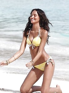 Gracie Carvalho Looking Hot In A Bikini