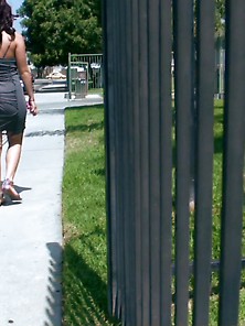 Dude Meets A Curvy Hottie In A Park And Talks Her Into Pleasing