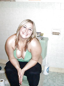 Sexy Girls On The Toilet