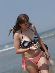 Pawg Picking Up Shells