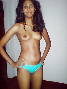 Indian Women Showing Her Tits And Pussy