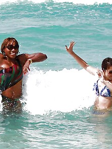 Serena Williams Bathing Suit Candids With Mates In Miami