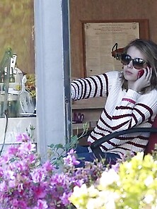 Lovely Emma Roberts Gets Her Nails Done In A Salon