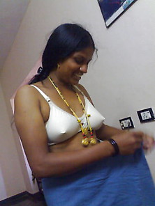 Indian Tamil Aunty Meena In Sari Showing Boobs To Her Guy